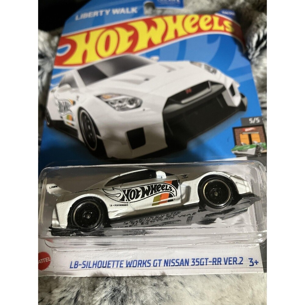 Hot Wheels LB-Silhouette Nissan 35GT-RR Ver2 White Liberty Walk Diecast Car 1:64